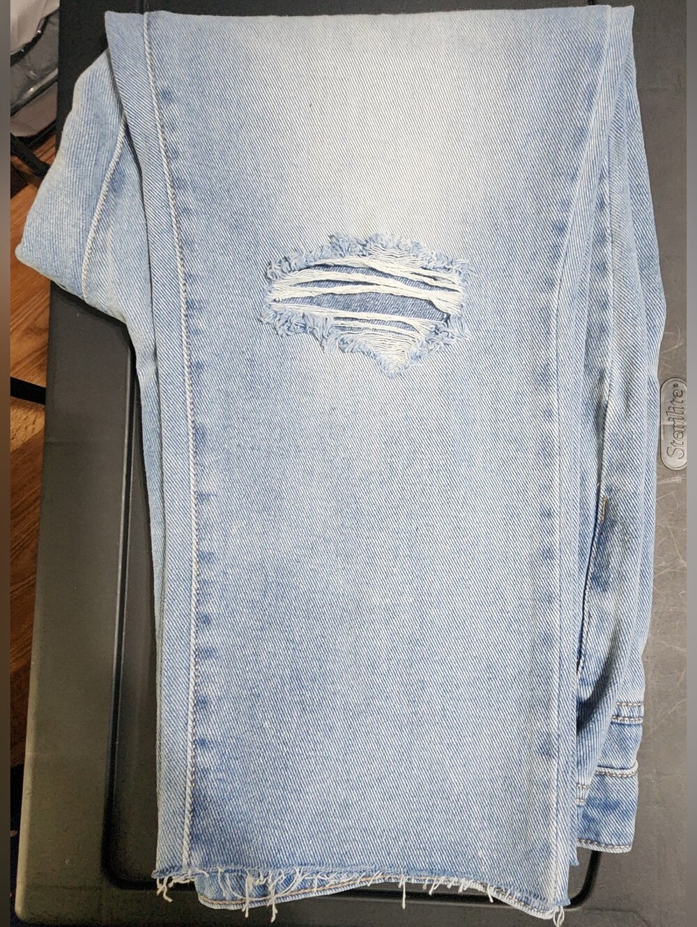 TIME AND TRU Womens Light Blue Distressed Relaxed Fit Jeans - Picture 2 of 7